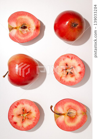 Red apples are arranged showing whole and cut pieces Red apples are arranged showing whole and cut pieces 139033284
