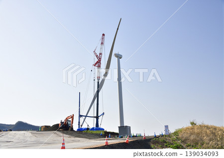 一張春季北海道松前町風力渦輪機安裝工作的照片。 一張春季北海道松前町風力渦輪機安裝工作的照片。 139034093