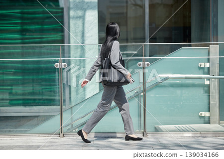 一位年輕的女上班族走在名古屋繁華的市中心。 139034166