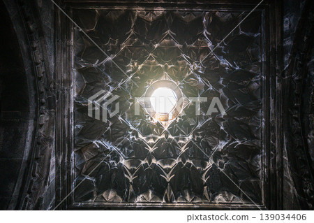 Ancient stone ceiling with radial pattern and central skylight 139034406