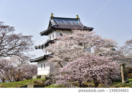 這是一張北海道松前町松前城遺址公園春季景色的照片。 這是一張北海道松前町松前城遺址公園春季景色的照片。 139034801