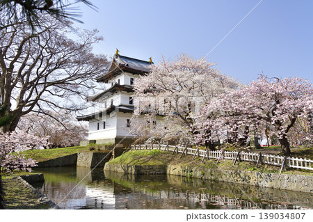 這是一張北海道松前町松前城遺址公園春季景色的照片。 139034807