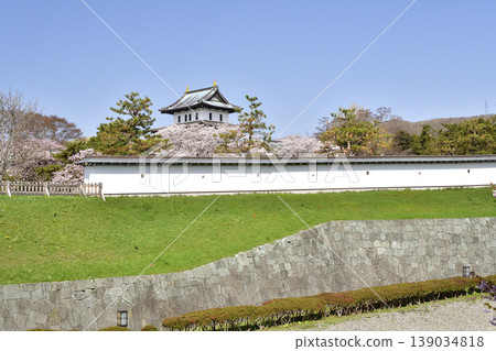這是一張北海道松前町松前城遺址公園春季景色的照片。 這是一張北海道松前町松前城遺址公園春季景色的照片。 139034818