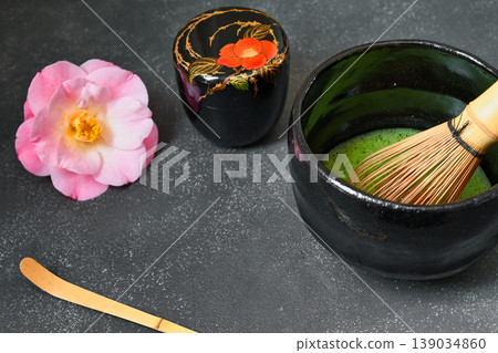 日本茶道:茶筅、茶葉罐、茶匙與山茶花(日式圖片) 日本茶道:茶筅、茶葉罐、茶匙與山茶花(日式圖片) 139034860