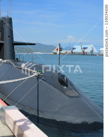 日本海上自衛隊的親潮級潛水艇，遠處是富士山。 139034886