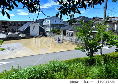 A scene of rice paddy plowing in a residential area. A scene of rice paddy plowing in a residential area. 139035280
