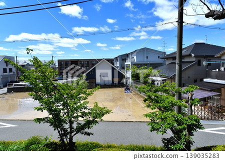 居民區稻田耕作的場景。 居民區稻田耕作的場景。 139035283