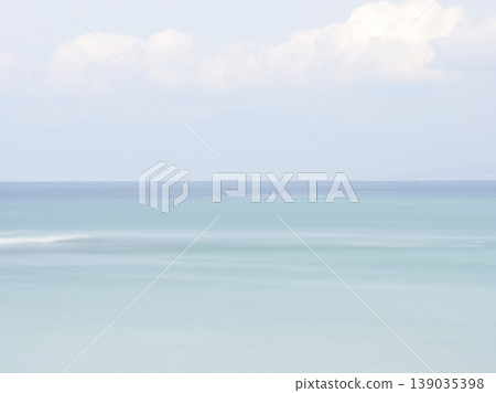 初夏時節,平靜的海面,藍色的漸變背景,以慢速快門拍攝。 初夏時節,平靜的海面,藍色的漸變背景,以慢速快門拍攝。 139035398