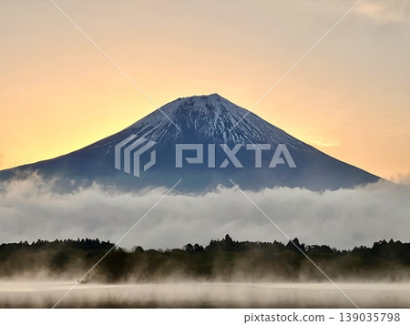 從狸湖看到的富士山和流雲 139035798