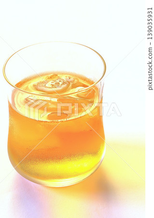Relax with a drink on the rocks - cutout material Relax with a drink on the rocks - cutout material 139035931