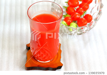 Homegrown cherry tomatoes and tomato juice 139035970