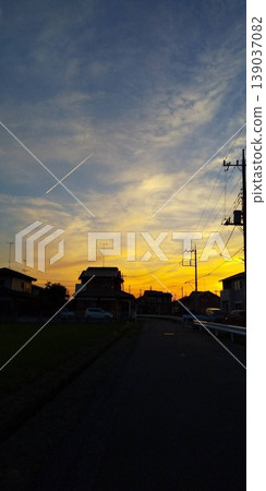暮色籠罩下的天空和城市的輪廓,沐浴在金色的夕陽餘暉中。 暮色籠罩下的天空和城市的輪廓,沐浴在金色的夕陽餘暉中。 139037082
