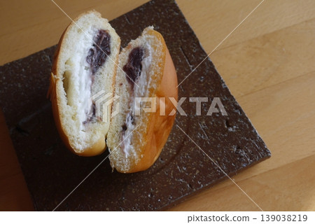 Red bean paste and whipped cream bun (cross-section) 139038219