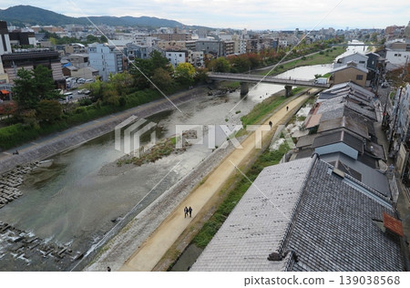 京都市:從四座大橋西端一棟建築物的屋頂上眺望鴨川。 京都市:從四座大橋西端一棟建築物的屋頂上眺望鴨川。 139038568