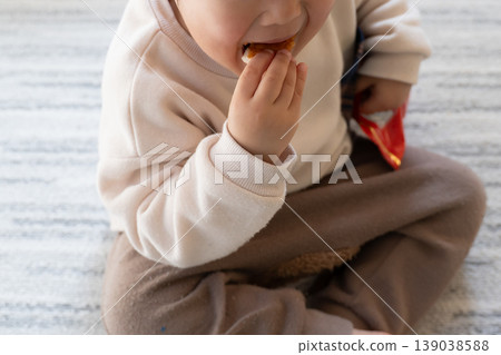 Baby to eat sweets Baby to eat sweets 139038588