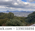 典型的日本風景：俯瞰山脈和平原的鄉村山村，以及擁有廣闊天空的廣闊盆地城鎮景觀。 139038898