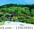 美麗的日式花園，大石頭與白沙和修剪整齊的樹籬形成鮮明對比，構成了一幅寧靜的日式景觀。 139038901