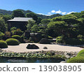 以池塘為中心的漫步式花園全景，展現了美麗的傳統日式景觀，日式建築倒映在池塘和白沙中，周圍群山的景色也盡收眼底。 139038905