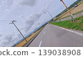 一條公路延伸至地平線，鄉村景色盡收眼底——這就是北海道的壯麗景色。 139038908