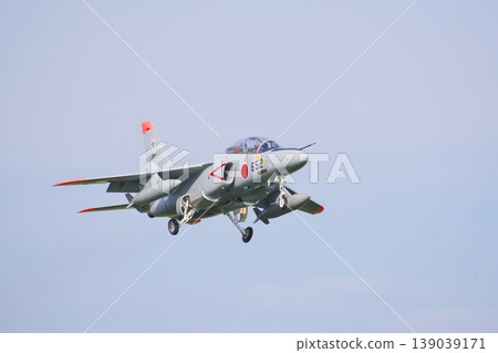 第303中隊的T-4教練機正在進場著陸 第303中隊的T-4教練機正在進場著陸 139039171