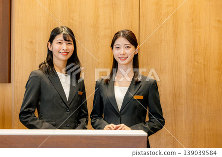 年輕女商人，接待員 139039584