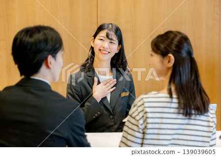 The woman giving the explanation at the reception desk The woman giving the explanation at the reception desk 139039605
