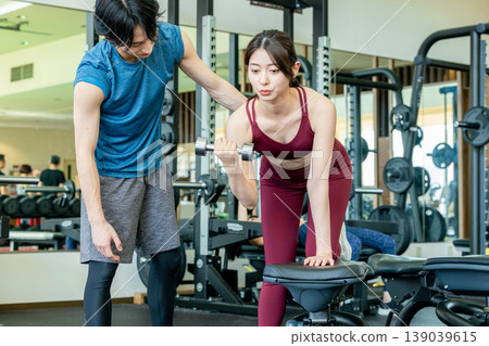 接受重量訓練指示的少婦在健身房 139039615