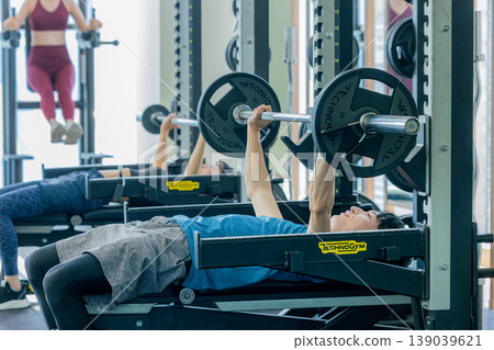 在健身房鍛鍊的男女 139039621