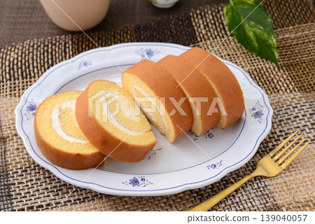 盤子裡放著一個看起來很美味的捲蛋糕 盤子裡放著一個看起來很美味的捲蛋糕 139040057