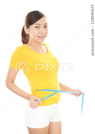 Women measuring abdominal girth Women measuring abdominal girth 139040075