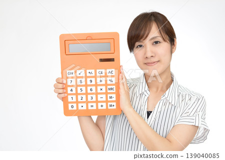 有計算器的婦女 139040085
