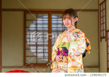 一位身穿振袖和服的日本年輕女子在日式房間（成年禮、20歲生日慶祝） 139040175