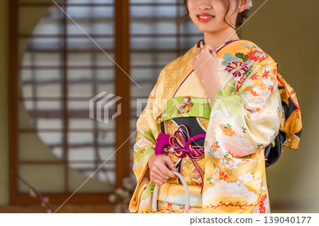 一位身穿振袖和服的日本年輕女子在日式房間（成年禮、20歲生日慶祝） 139040177