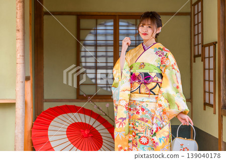 一位身穿振袖和服的日本年輕女子在日式房間（成年禮、20歲生日慶祝） 139040178