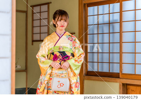 一位身穿振袖和服的日本年輕女子在日式房間（成年禮、20歲生日慶祝） 139040179