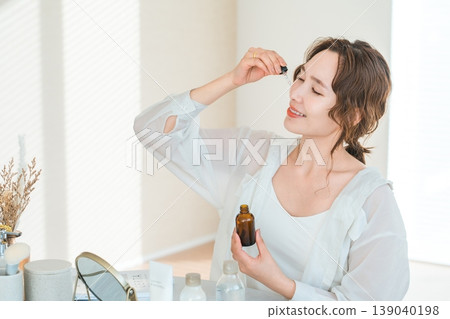 美容、保養、擁有美麗肌膚的女性形象(精華液、滴管) 美容、保養、擁有美麗肌膚的女性形象(精華液、滴管) 139040198