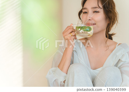 喝排毒水、檸檬水和薄荷水的女性。 喝排毒水、檸檬水和薄荷水的女性。 139040399
