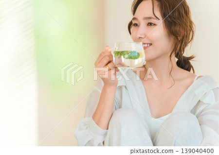 Women who drink detox water, lemon water, and mint water. Women who drink detox water, lemon water, and mint water. 139040400
