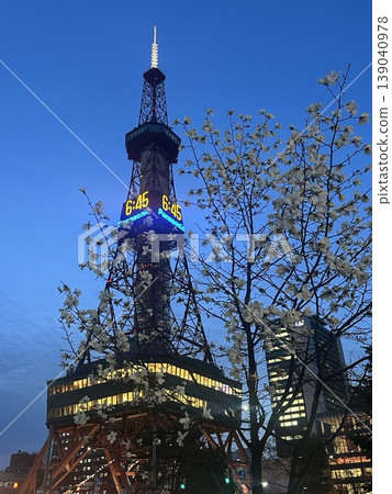 夜幕下的玉蘭小巴士和札幌電視塔 夜幕下的玉蘭小巴士和札幌電視塔 139040978