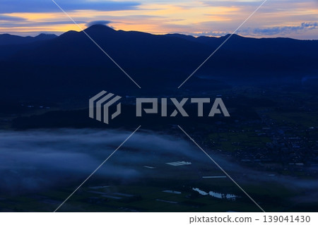 Mountain range covered in a sea of clouds 139041430