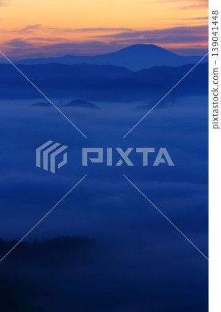 山脈被雲海覆蓋 山脈被雲海覆蓋 139041448