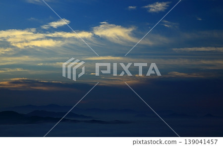 山脈被雲海覆蓋 山脈被雲海覆蓋 139041457