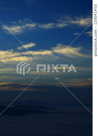 山脈被雲海覆蓋 山脈被雲海覆蓋 139041458
