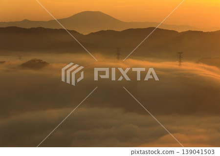 The sea of clouds dyed in the morning glow The sea of clouds dyed in the morning glow 139041503