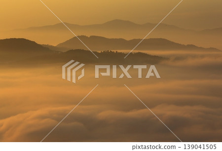 The sea of clouds dyed in the morning glow The sea of clouds dyed in the morning glow 139041505