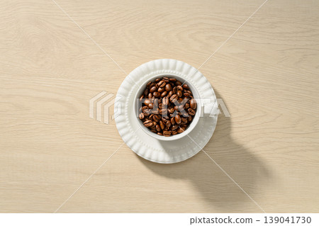 白色杯子裡的烘焙咖啡豆 白色杯子裡的烘焙咖啡豆 139041730