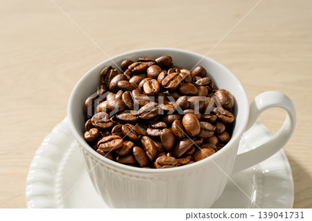 白色杯子裡的烘焙咖啡豆 白色杯子裡的烘焙咖啡豆 139041731