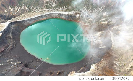 神秘的藏王禦間火山口湖，籠罩在火山氣體和霧氣中。 139042072