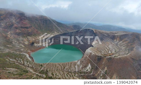 從空中俯瞰神秘的綠色火山口湖，它是藏王山脈的象徵。 139042074
