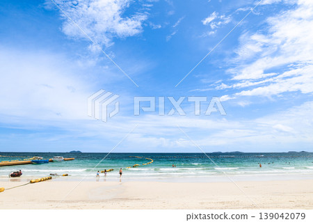 湛藍天空下的海灘 139042079